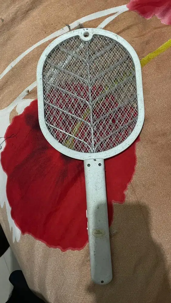 raket nyamuk warna putih