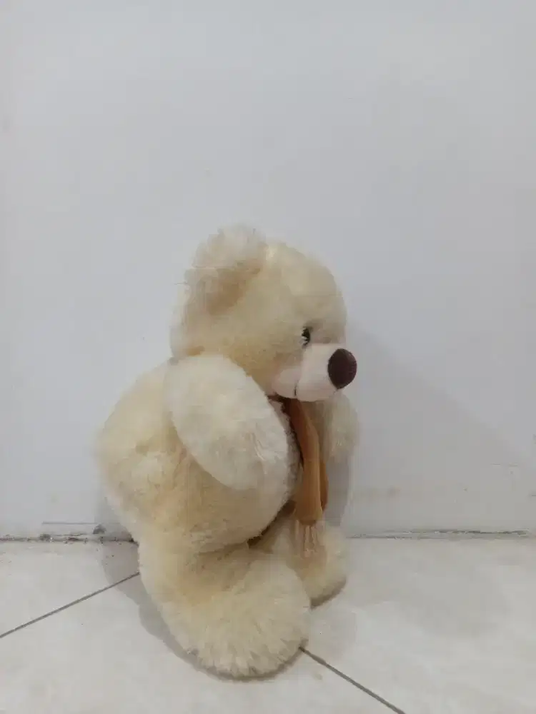 Boneka beruang putih