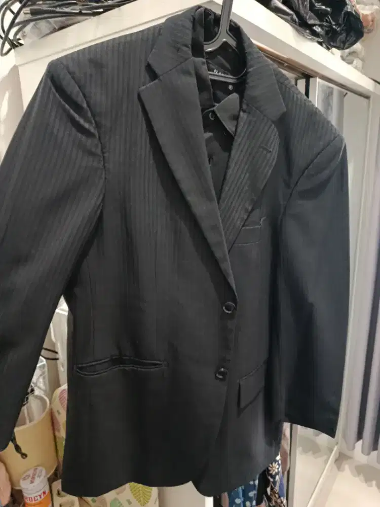 Stelan jas pria berikut kemeja dalam nya