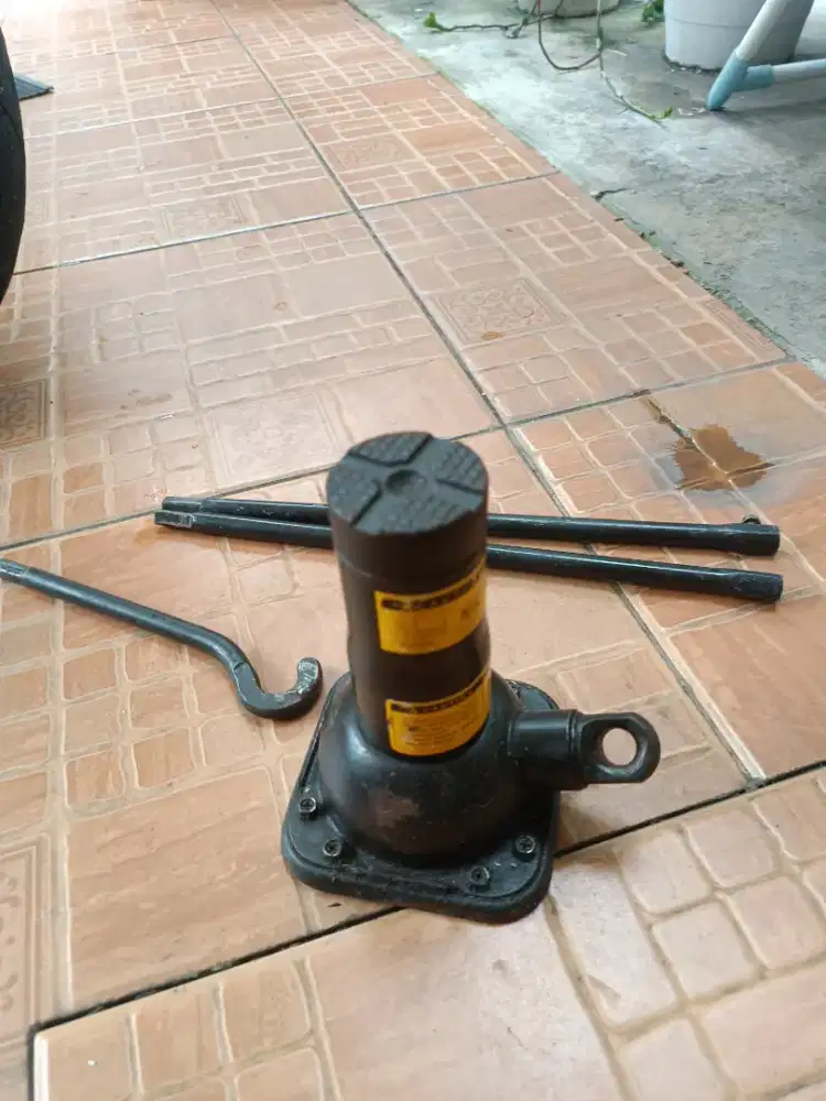 Dongkrak botol hidrolik