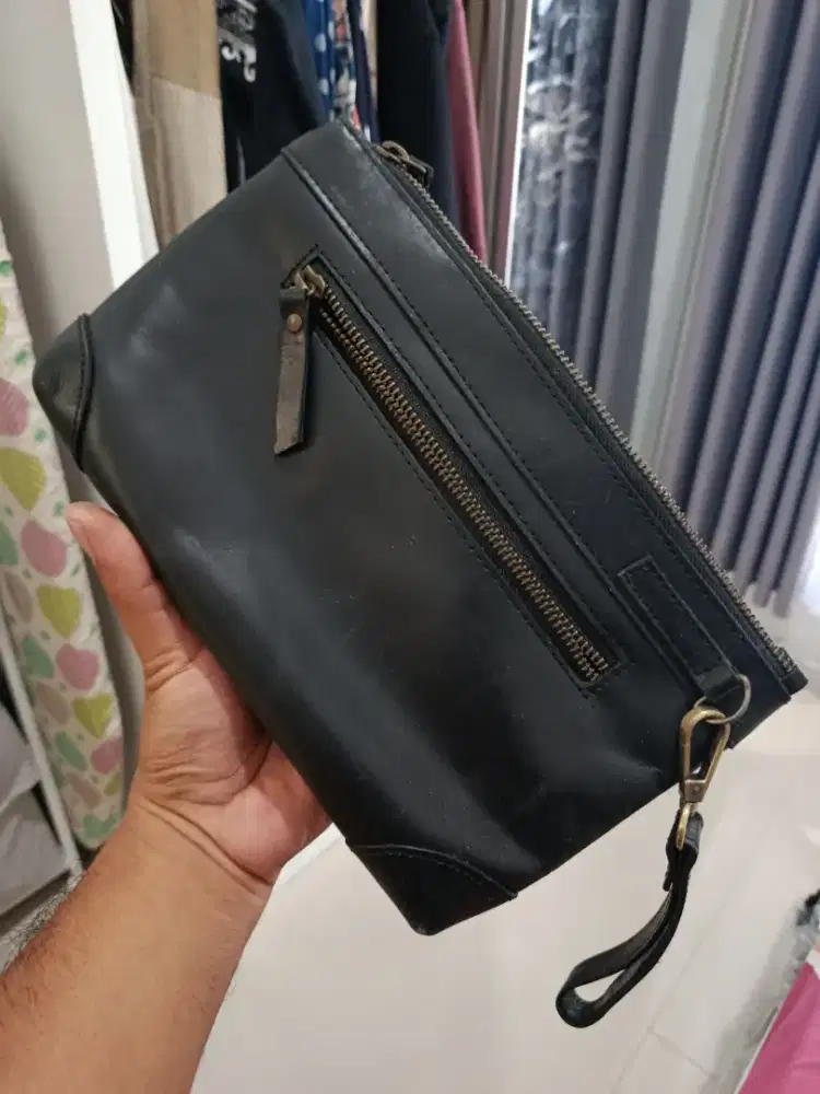 Pouch hitam bahan kulit