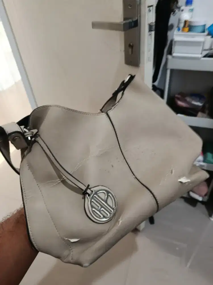 Tas Cewe Merk Hush Puppies