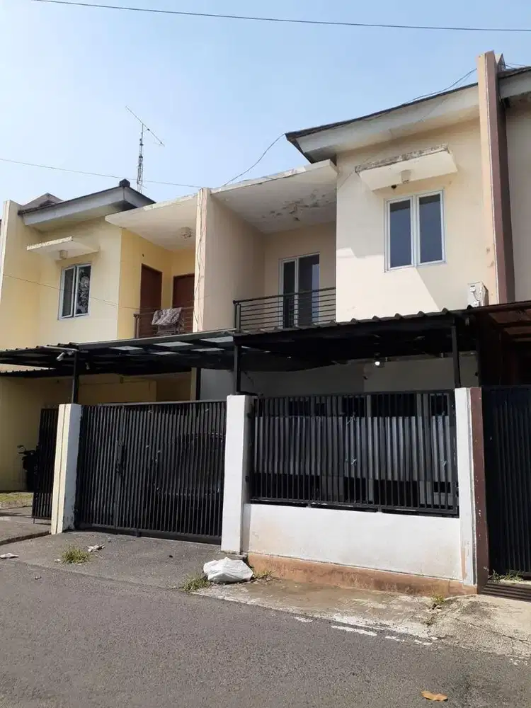 Rumah keluarga di tengah kota bandung