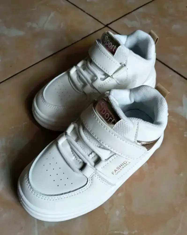 Sepatu Anak Perempuan & Laki-laki Bekas Gratis