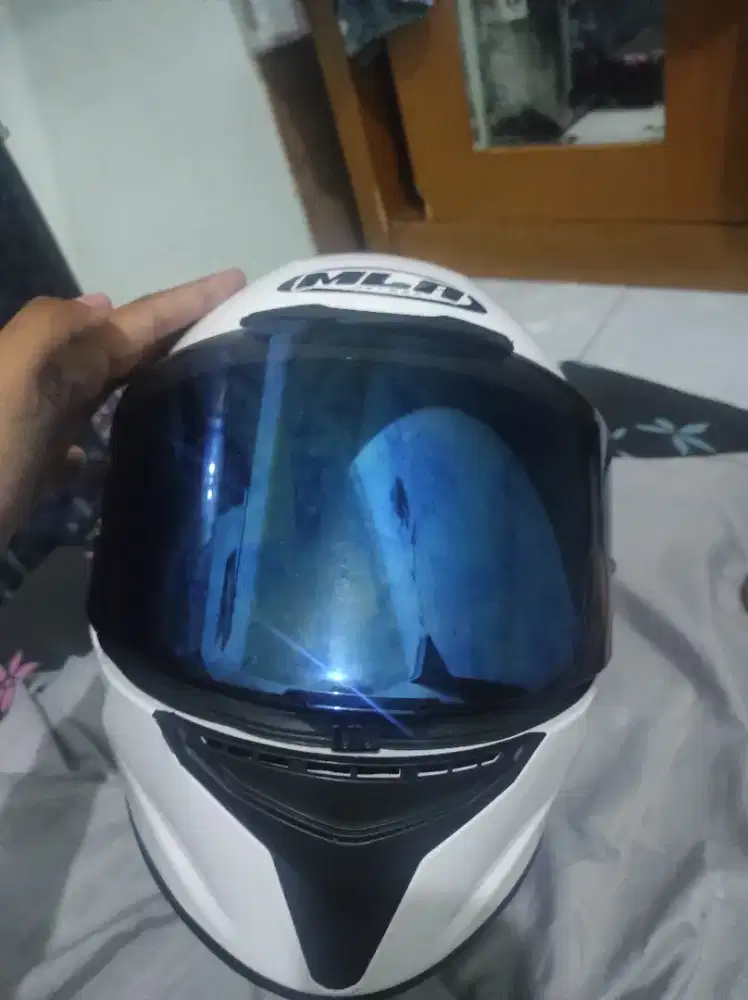 Helm MLA warna putih