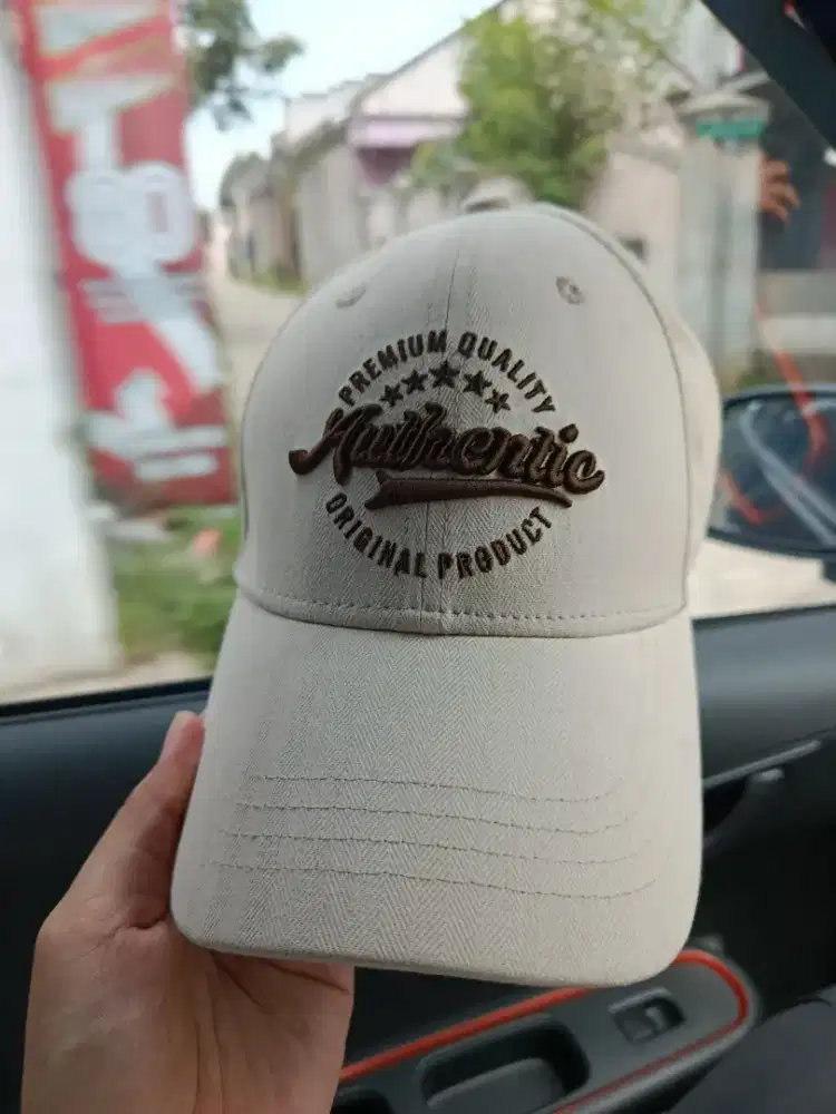 Topi warna cream authentic