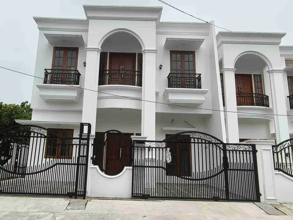 Di jual rumah cantik posisi hoek dengan akses jalan 3 mobil dalam komplek di Duren Sawit Jakarta Timur