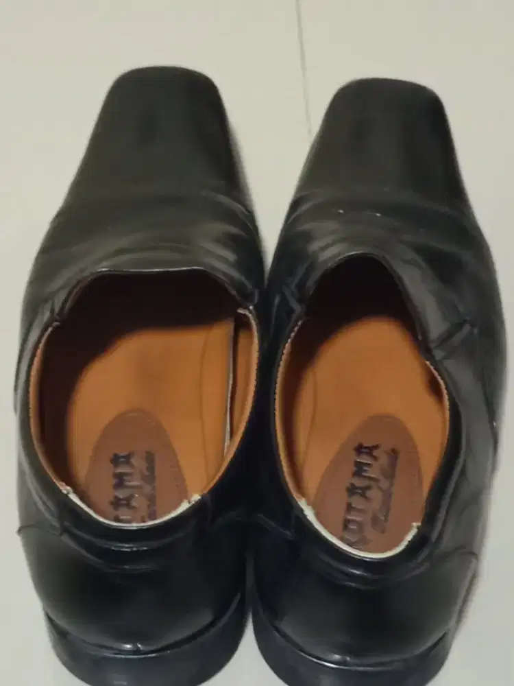 Sepatu kulit asli untuk kerja.masih sangat baik kondisi nya