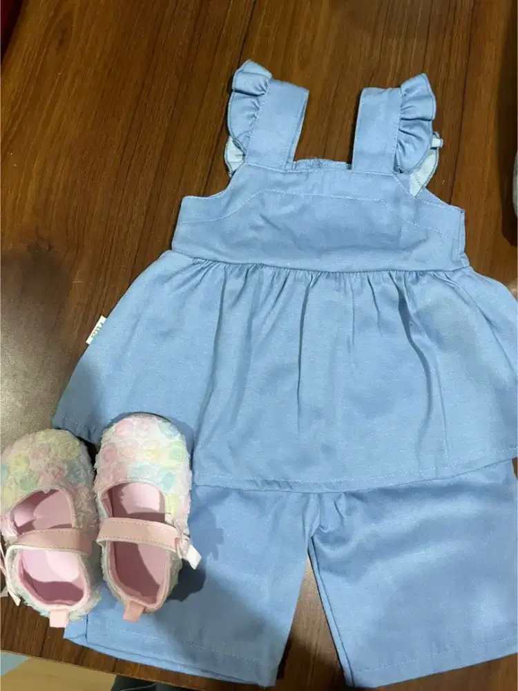 Set baju dan sepatu bayi
