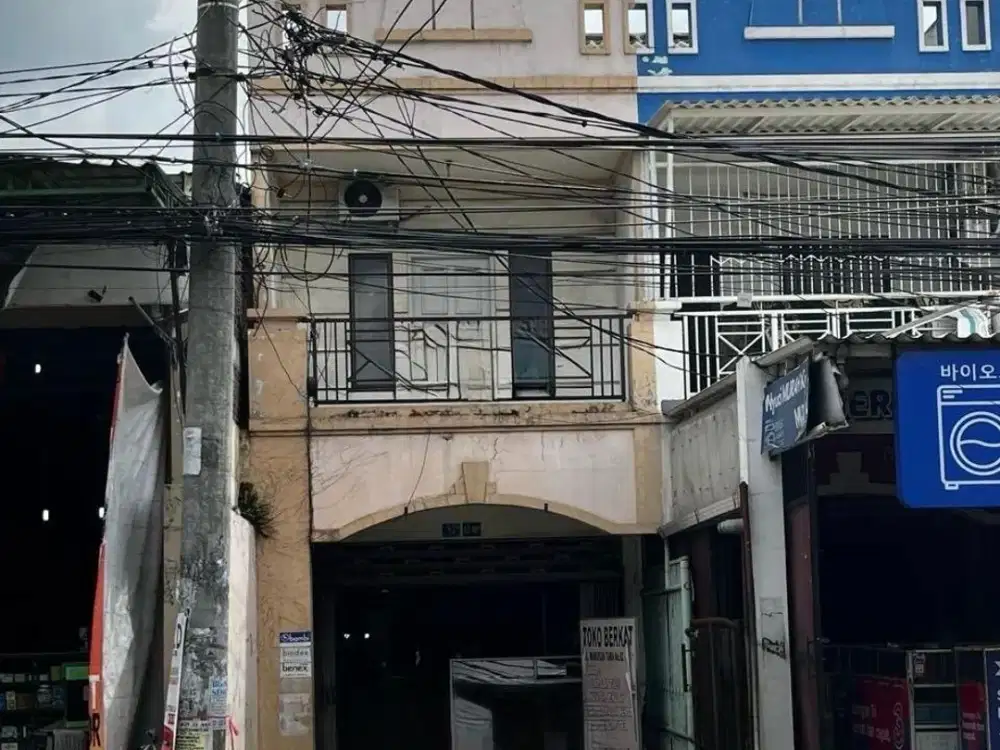 Raya Manukan Tama Double Way Padat Penduduk