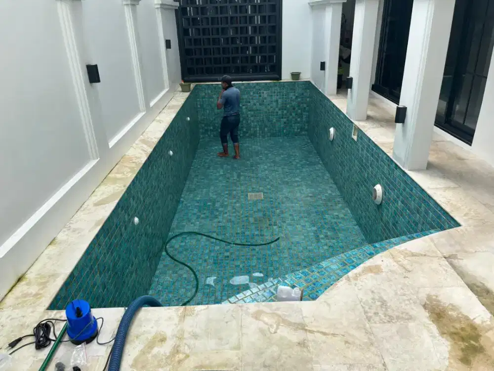 Jasa perawatan dan pembersihan kolam renang