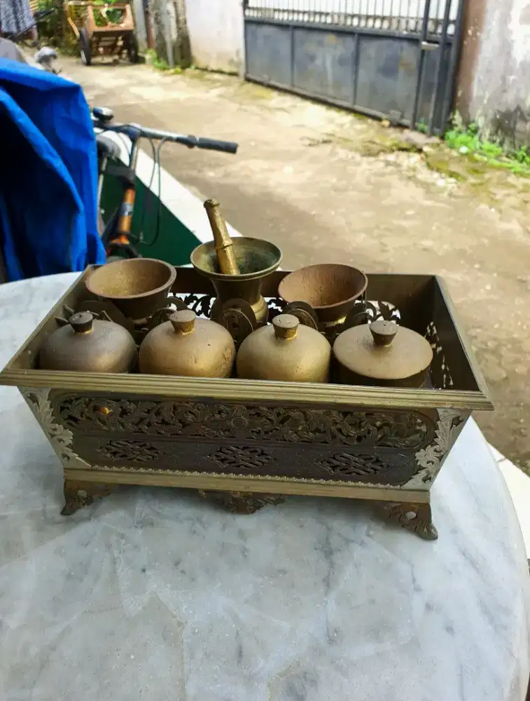 Pajangan antik bahan kuningan