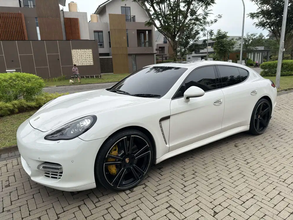Porsche Panamera 4.8 Turbo tahun 2010