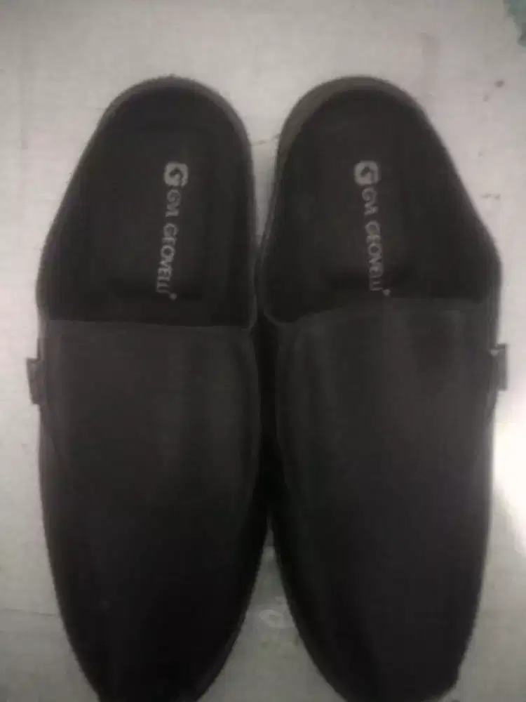 Dijual sepatu kaya sandal warna hitam