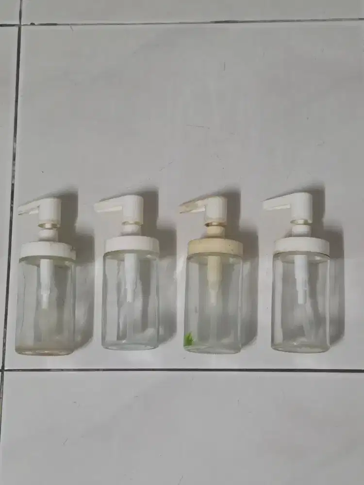 Dijual paket 4 buah botol dispenser sabun cuci tangan bahan kaca.