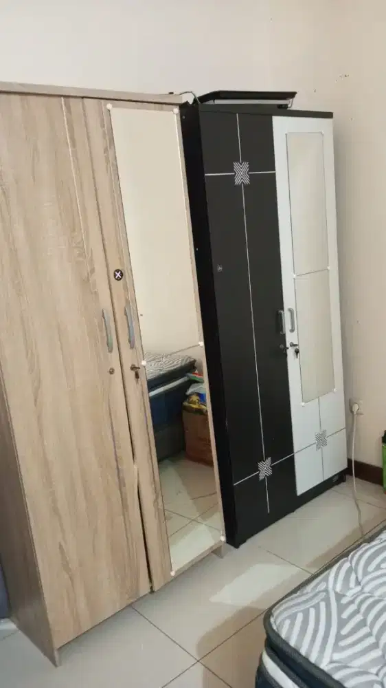 Lemari pakaian atau lainnya