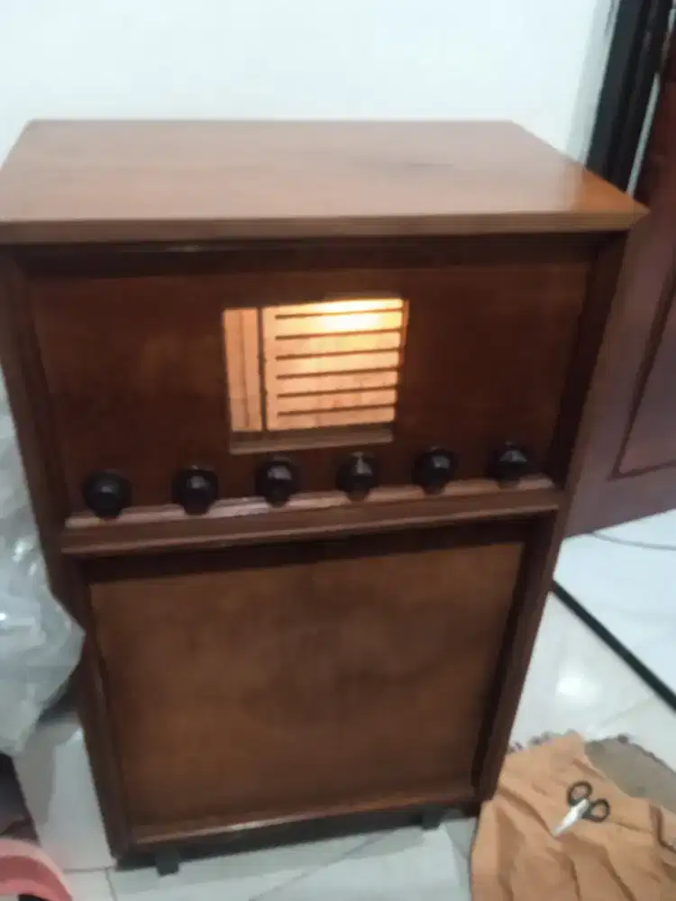 Radio jaman Belanda nyala utuh