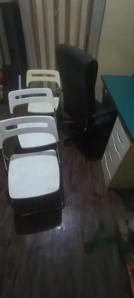 Meja kerja, kursi kerja dan kursi lipat