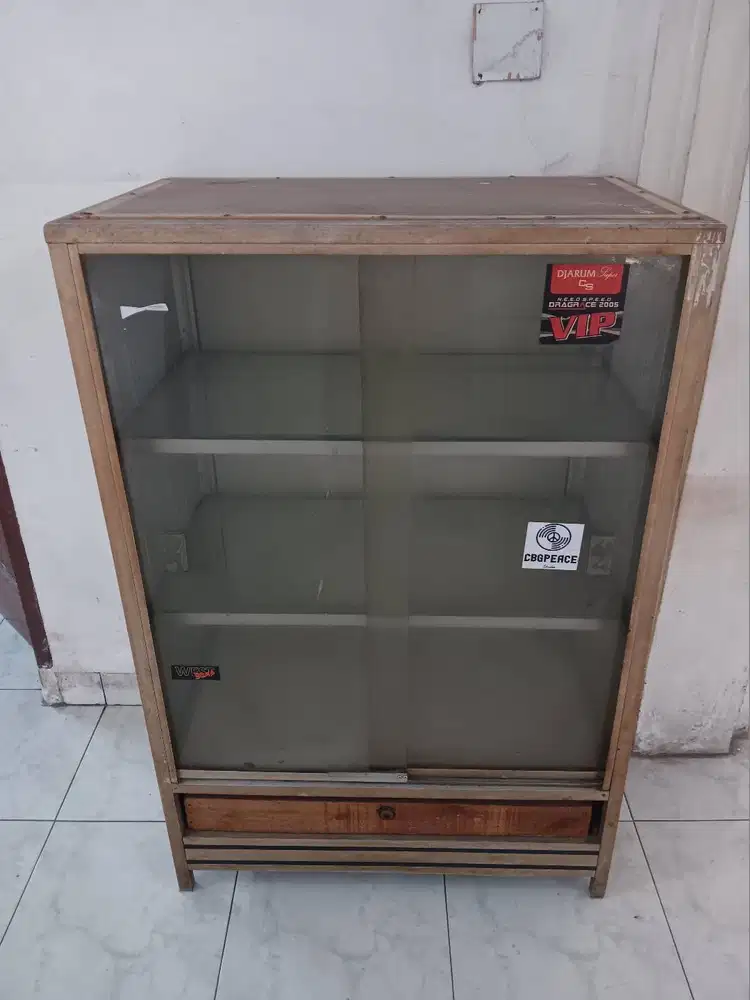 Lemari kaca pajangan