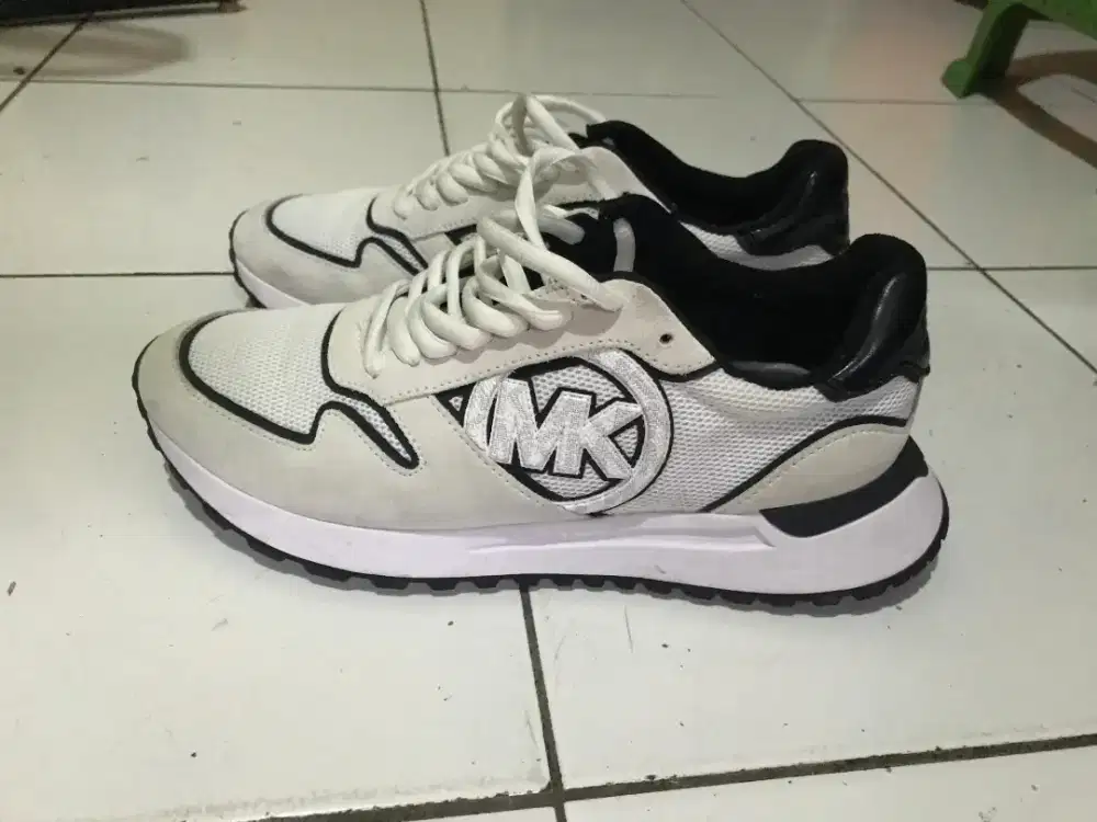 Dijual cepat Sepatu sneaker Michael kors