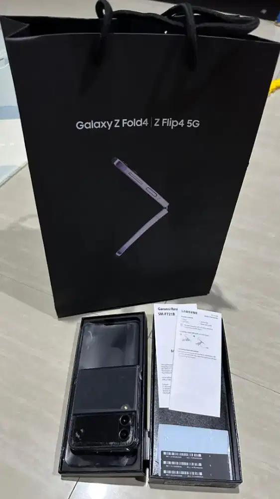 Samsung Z Flip 4 8/256GB SEIN – No Minus –COD Duren Sawit – Nego Tipis