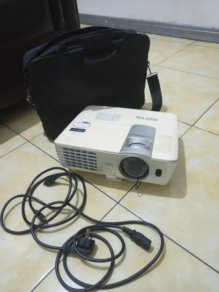 Proyektor Benq m612st