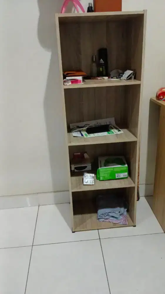 Meja kantor dan rak barang