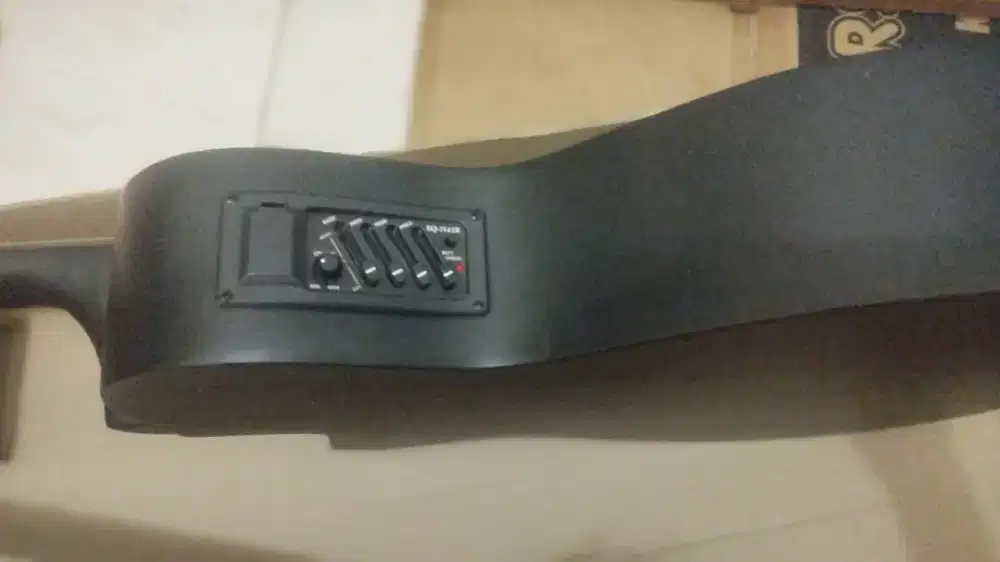 BU,dijual cepat gitar akustik ,bisa elektrik juga,bagi yg berminat