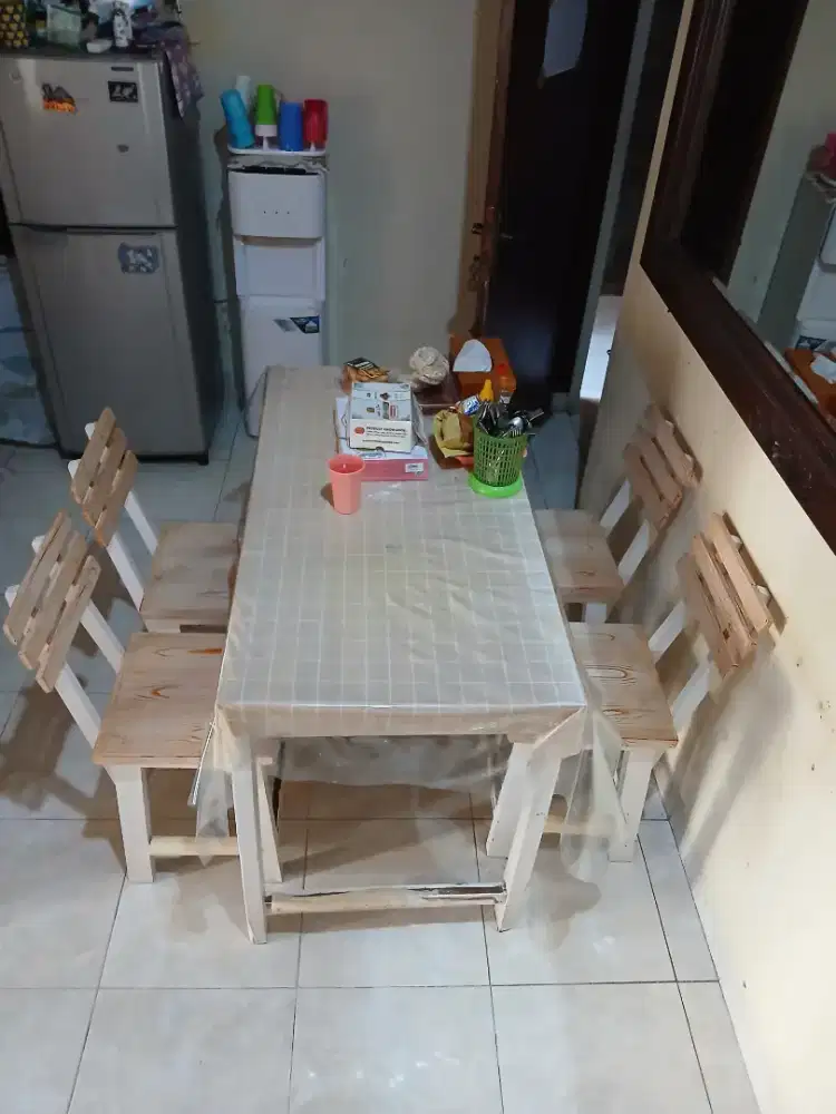 Meja makan kayu minimalis