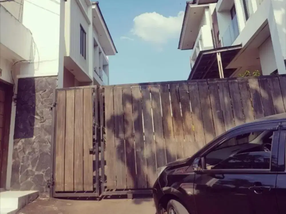 Rumah Cantik 2 Lantai di Cirendeu