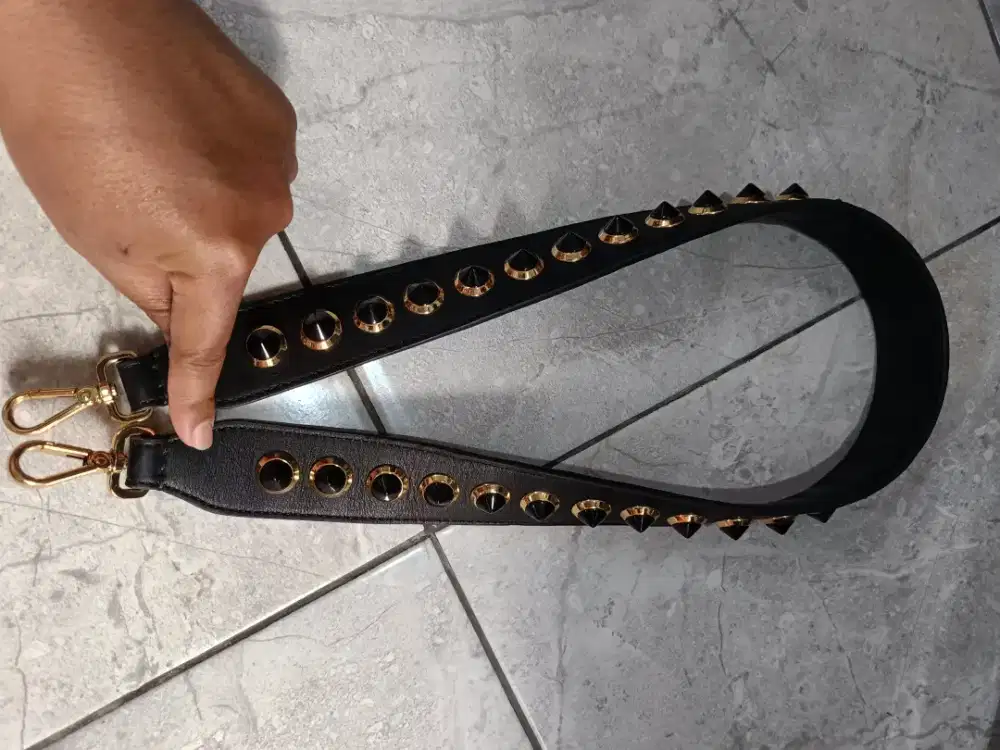 Tali Tas Hitam Kulit Fendi (Roma) kondisi mulus like new.