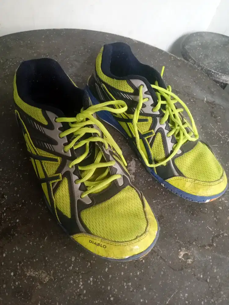 Sepatu anak dan sepatu dewasa