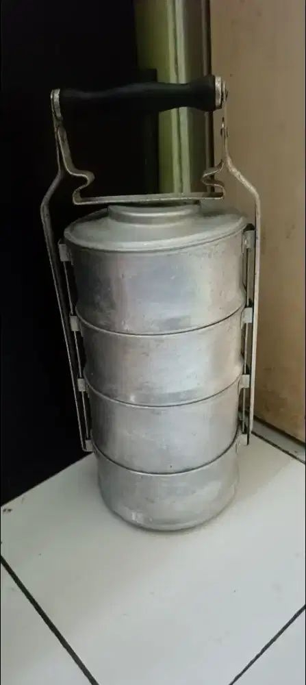 Dijual Rantang klasik jadul 4 susun tinggi kurang lebih 28cm.