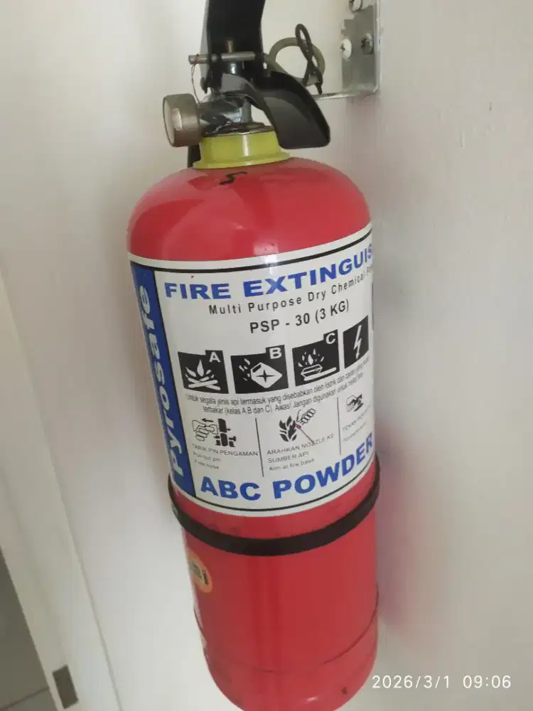 Apar 3kg jual butuh aja karna mau tutup toko gak akan terpakai