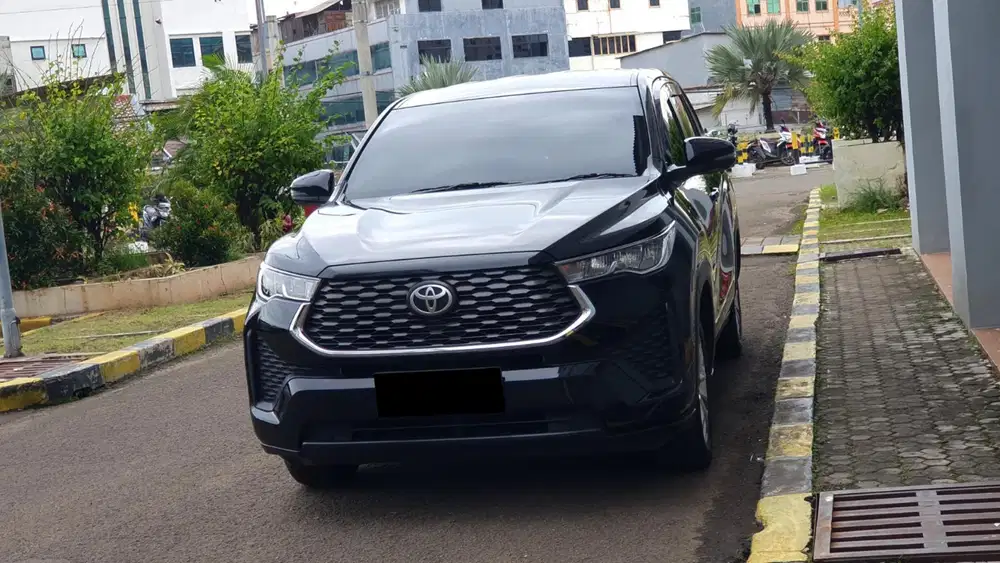 Toyota kijang innova zenix v non hybrid 2023 bensin hitam