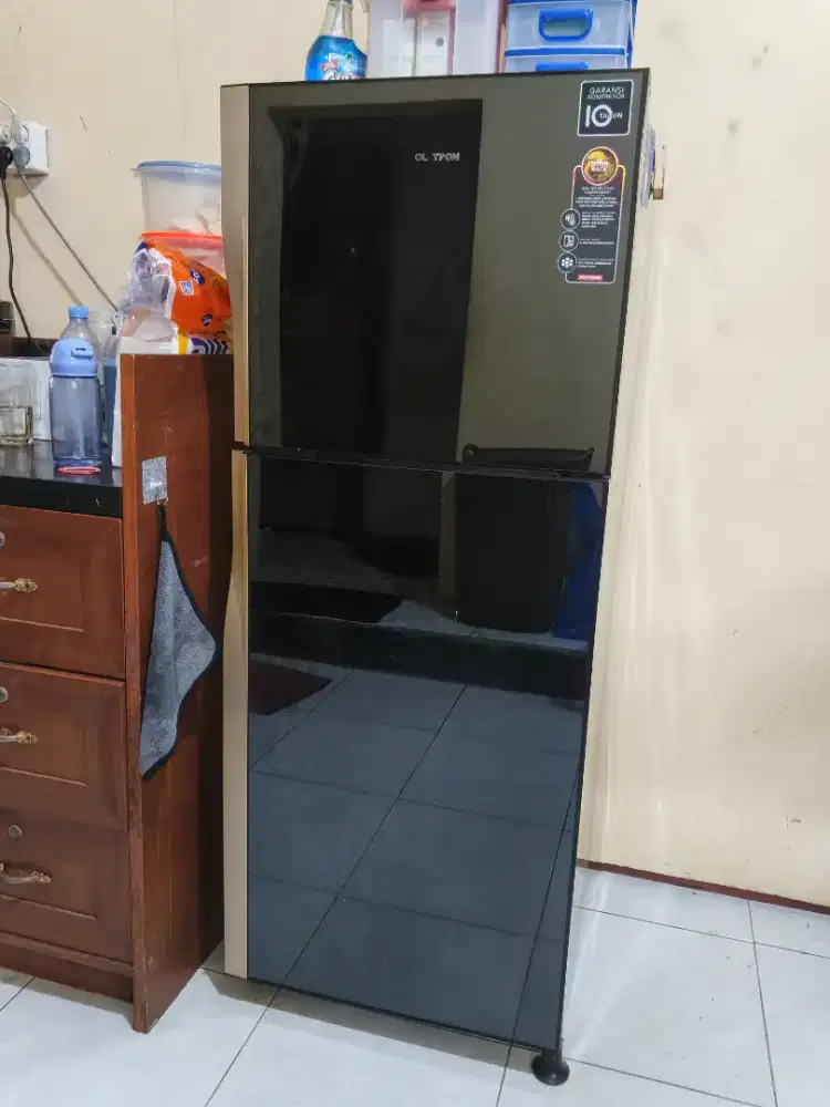 Kulkas 2 pintu Polytron