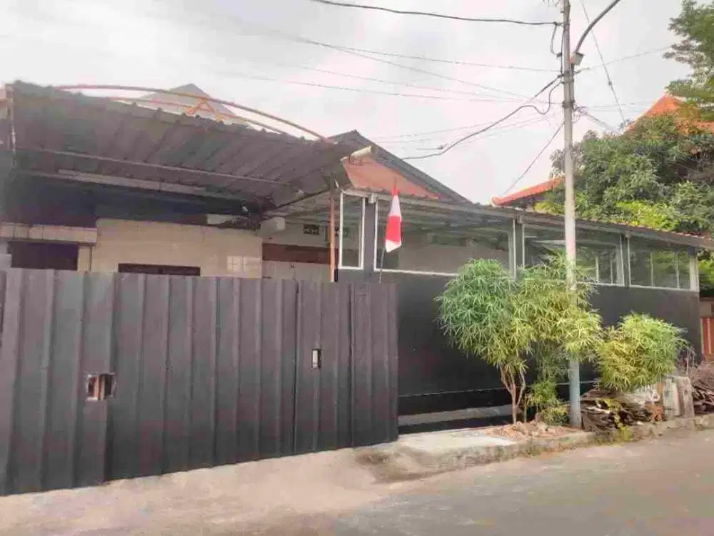 Rumah Huk Dekat Masjid di Kayu Putih Utara Pulo Gadung