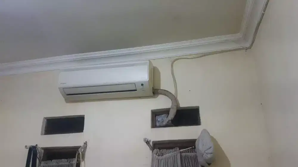 DI JUAL AC DAIKIN 1/2PK DINGINYA MAKNYUS