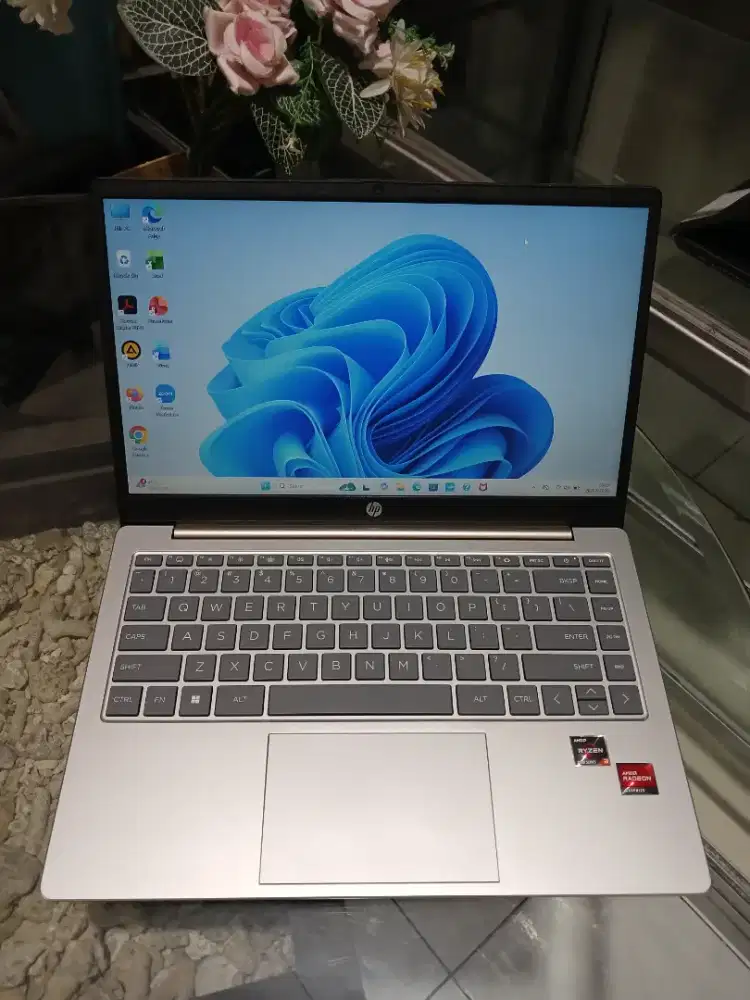 Laptop HP 14 Amd Ryzen 3 7320U Ram 8 Ssd 512 Mulus