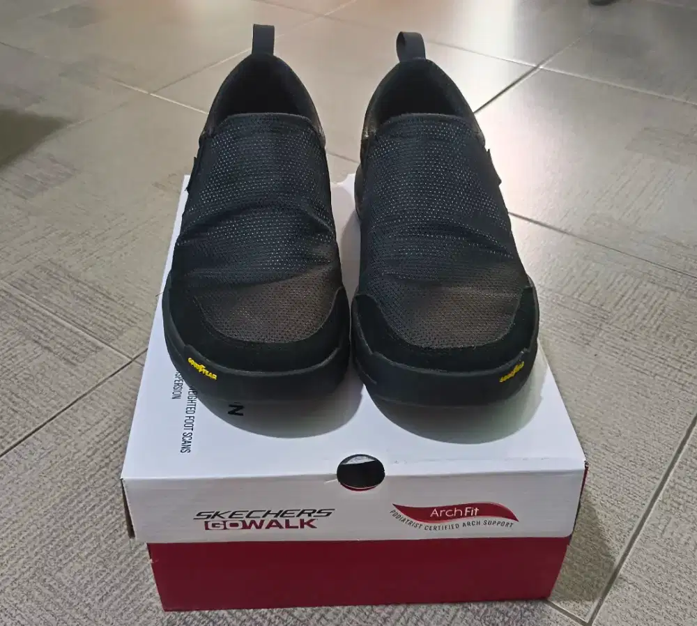 Jual sepatu second Skechers