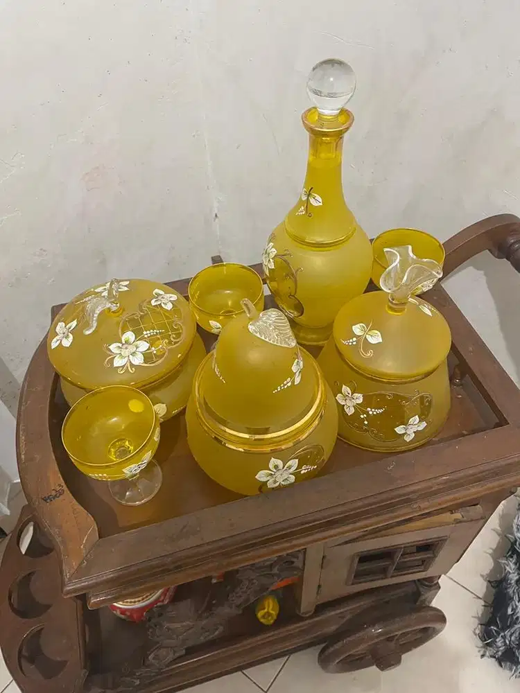 HIASAN CRYSTAL LEMARI