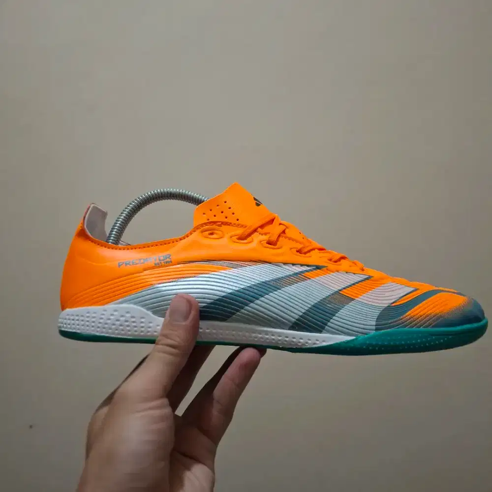 Sepatu futsal adidas