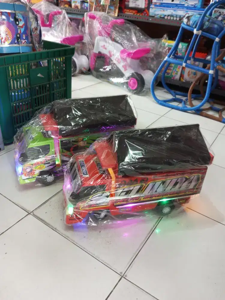 Mainan anak truk kayu oleng kecil