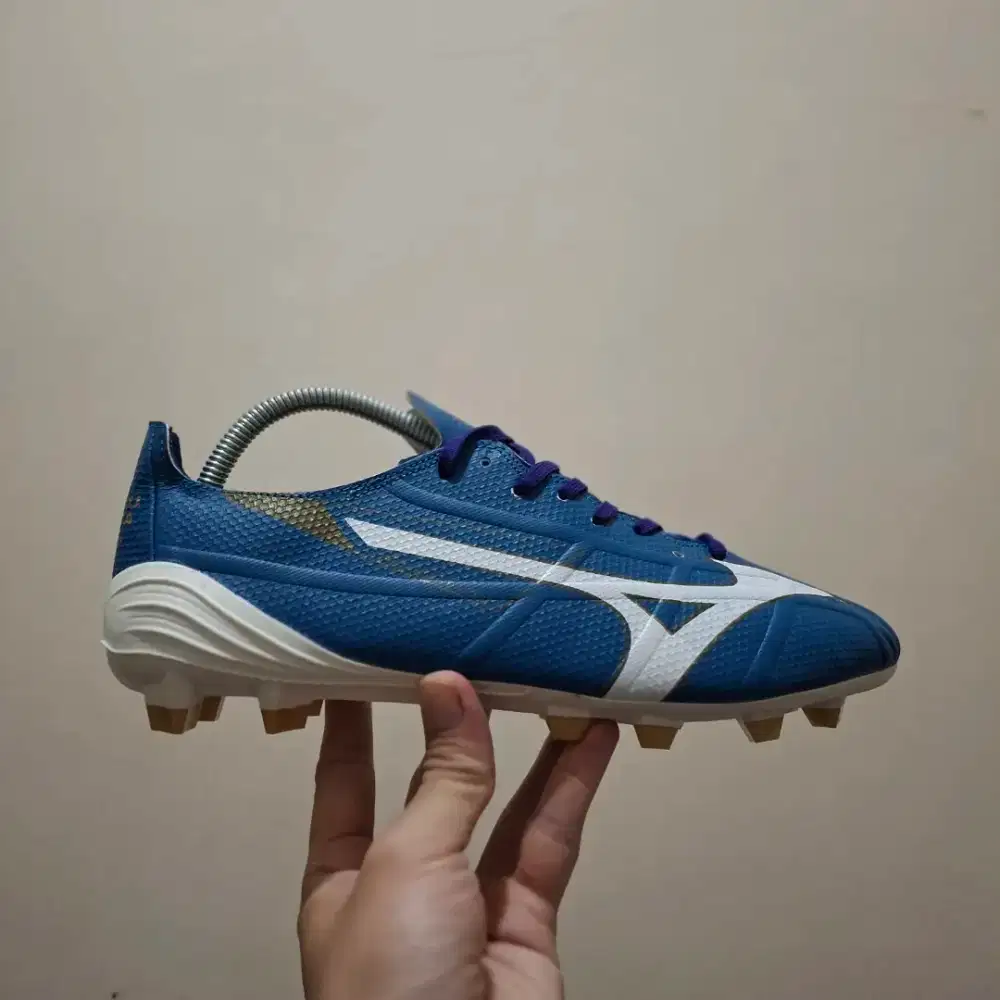 Sepatu bola mizuno