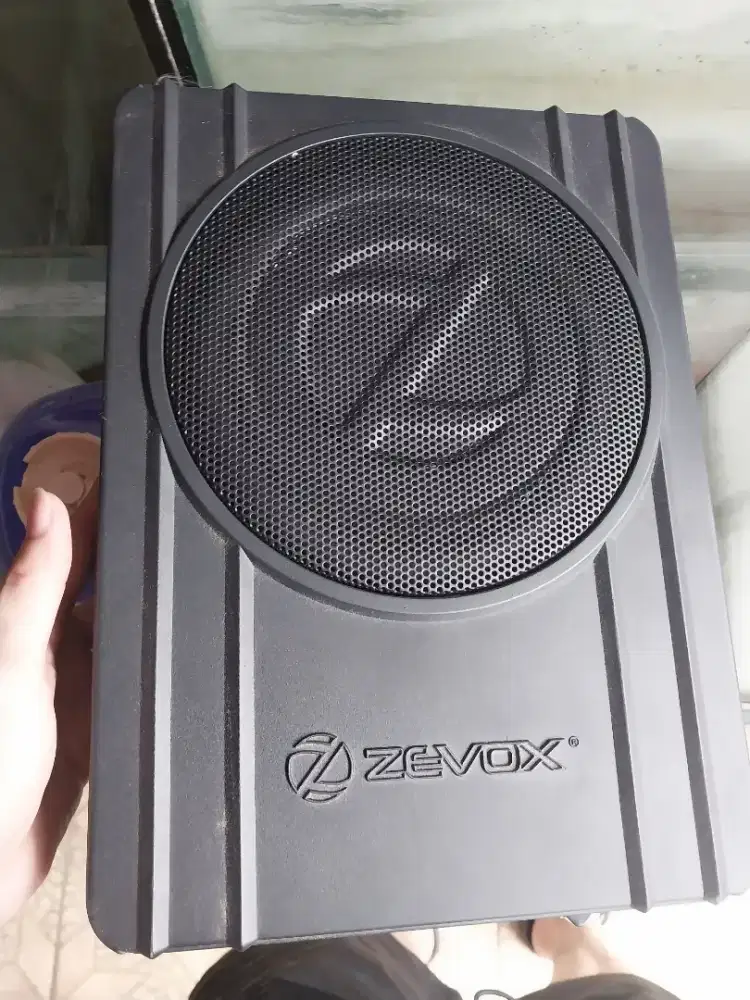 Subwoofer aktif kolong atau Bass Kolong audio mobil