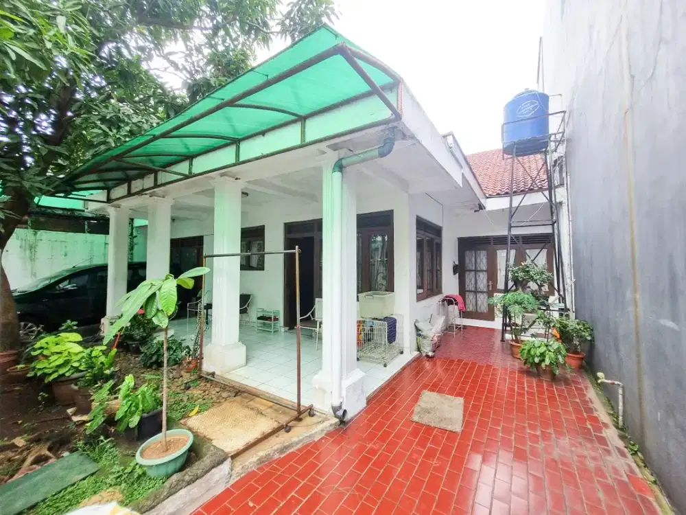 Rumah Tua terawat dijual murah 200 meter dari jalan Panglima Polim Raya Kebayoran Baru Jakarta Selatan