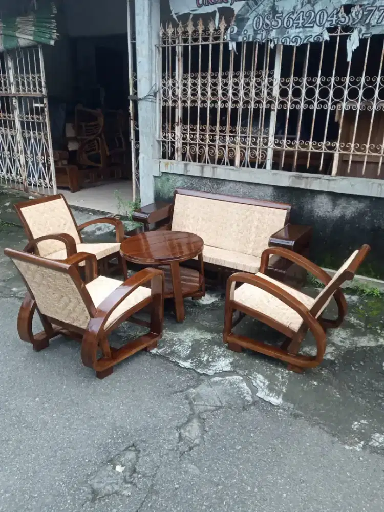 Kursi Sedan Antik Letter D