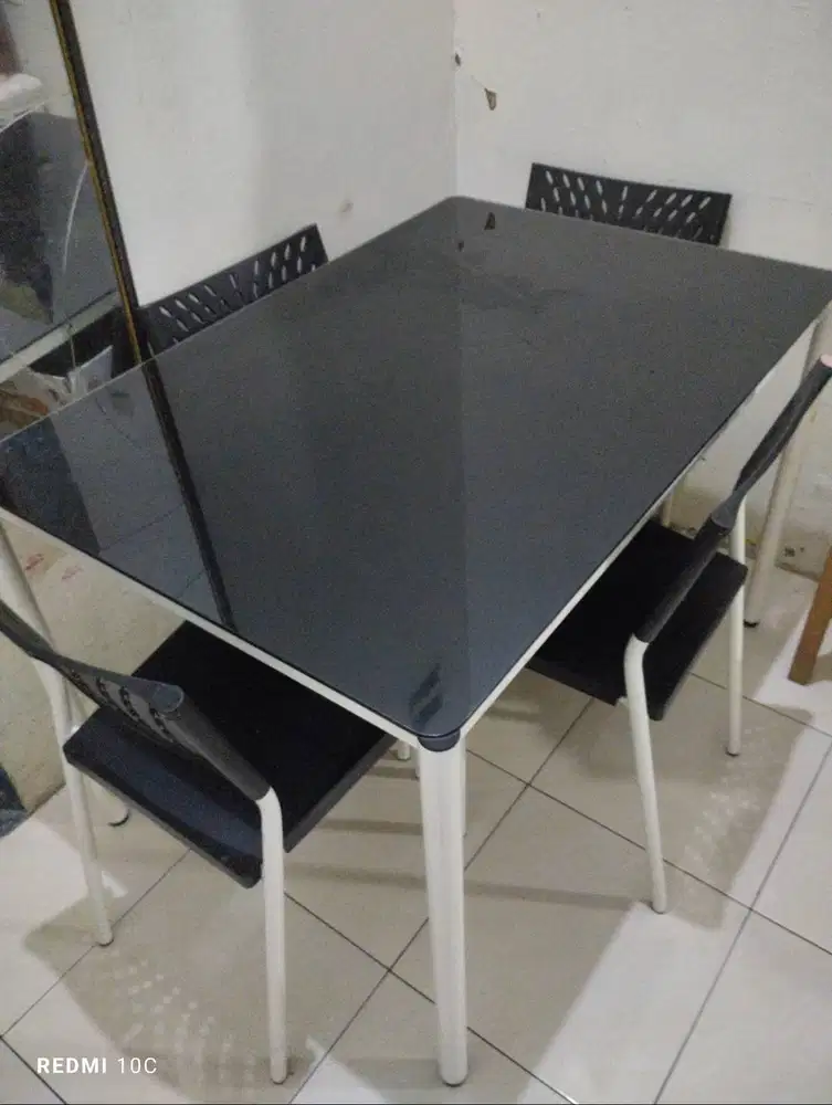 Meja makan informa kondisi baik