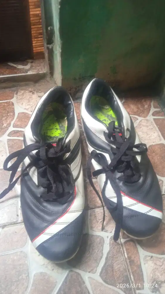 Jual sepatu bola bekas