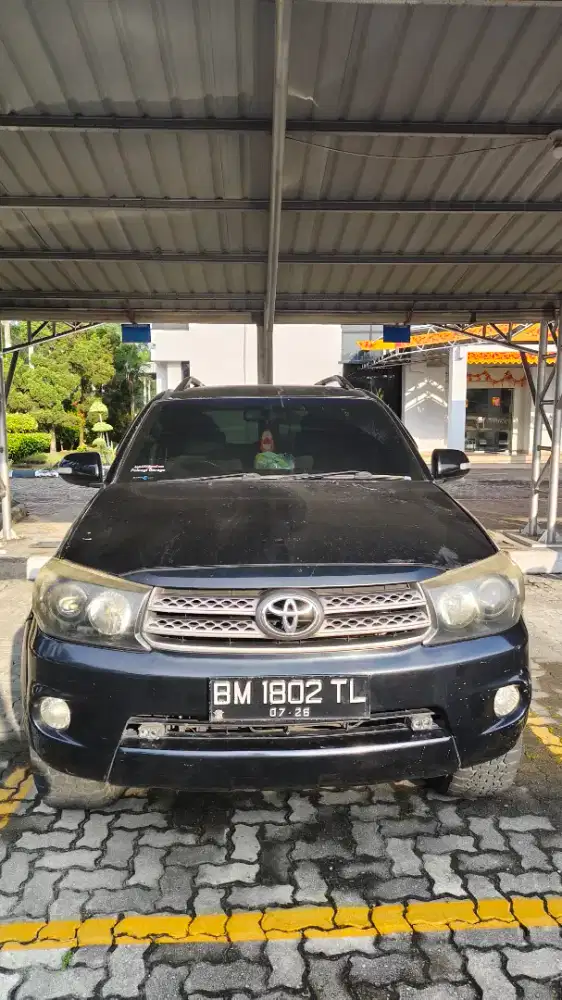 Mobil Fortuner Hitam